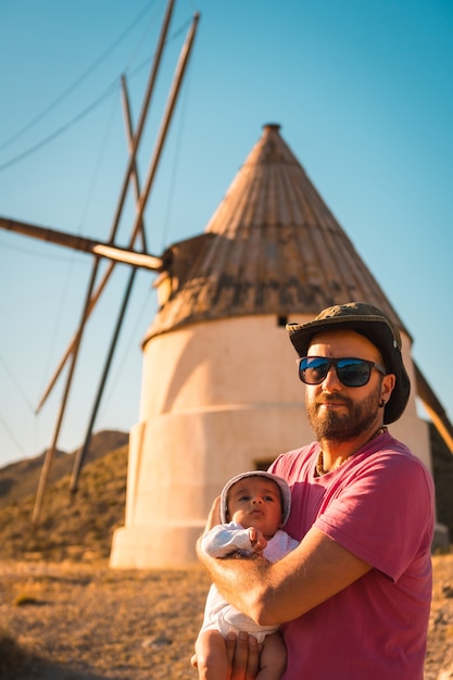 Um jovem pai desfrutando com seu filho no Parque Natural de Cabo de Gata, moinho na localidade de San Jose, Almeria