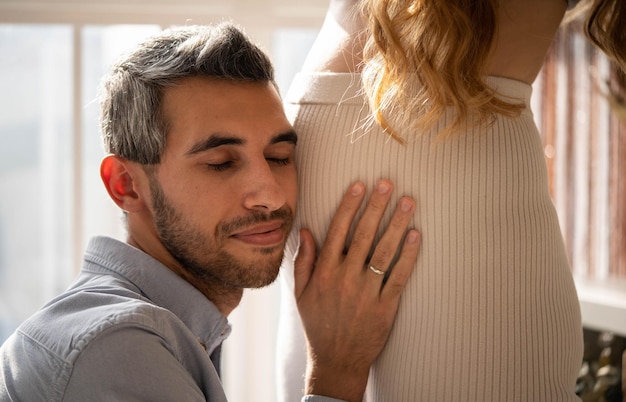 Um jovem pai está esperando o nascimento de seu filho