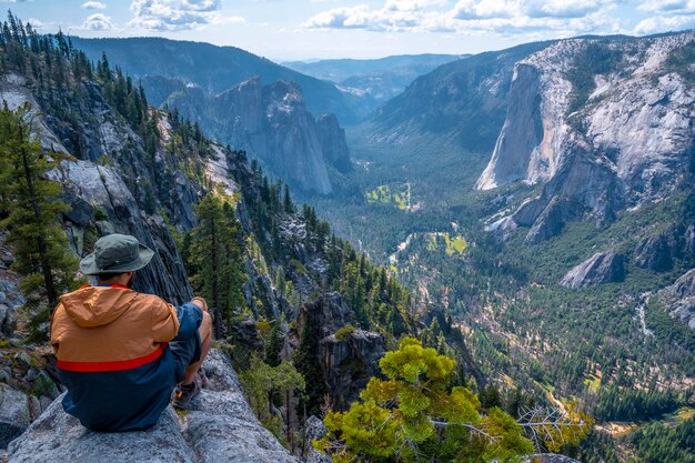 Um jovem ponto de Taft sentado alado olhando para o Parque Nacional de Yosemite e El Capitan