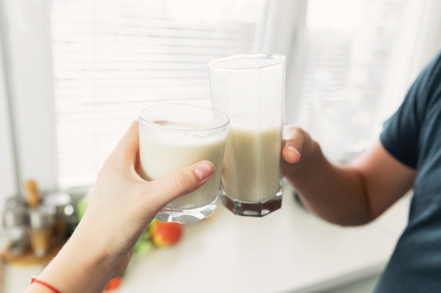 Um jovem preparou-se para o café da manhã com um batido de leite e frutas frescas.