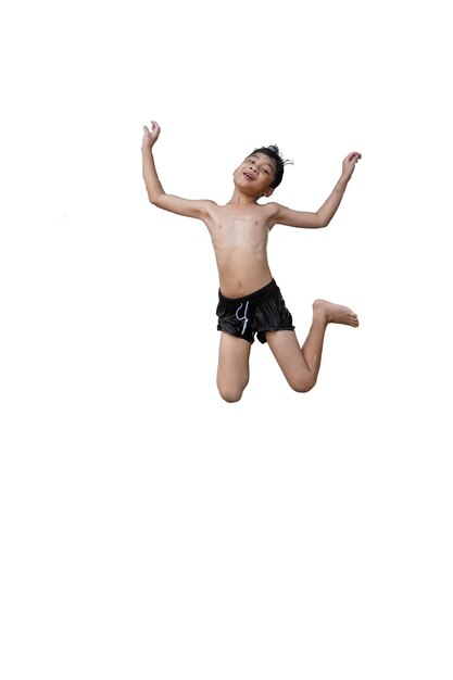 Um jovem saltou para o ar vestindo calções pretos isolados em fundo branco.