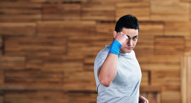 um jovem saudável exercício fitness recreação e ioga indoor