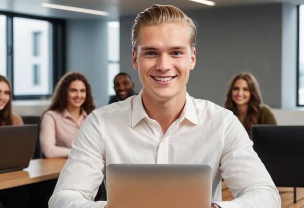 Um jovem sorri enquanto usa seu laptop em uma sala de aula ele parece envolvido e feliz com os alunos