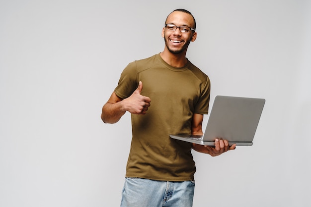 Um jovem trabalhando em um laptop