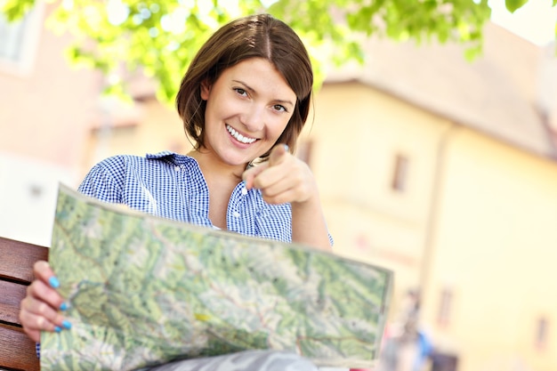 um jovem turista com um mapa em uma cidade