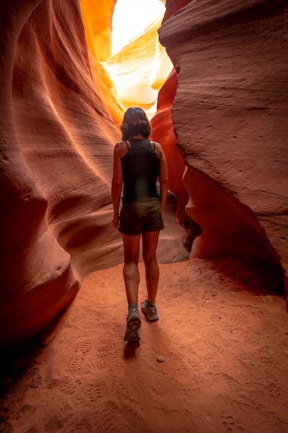 Um jovem turista com uma camiseta preta andando no Lower Antelope