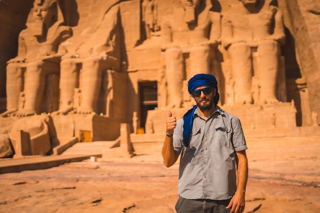 Um jovem turista de turbante azul visitando Abu Simbel
