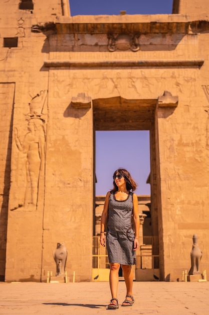 Um jovem turista deixando o Templo de Edfu, perto do Rio Nilo, em Aswan. Egito