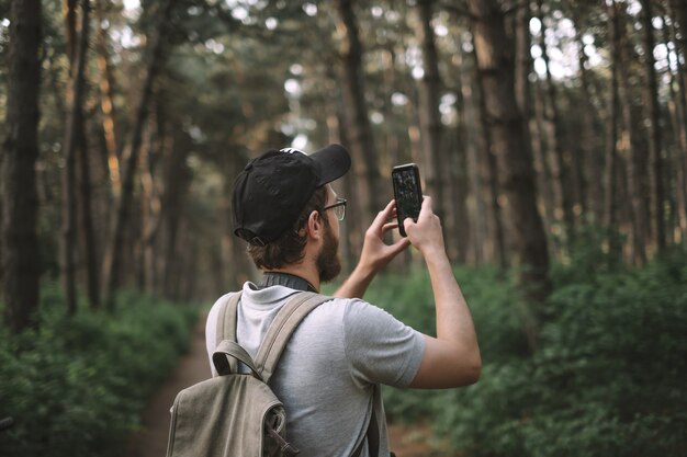 Um jovem turista na floresta