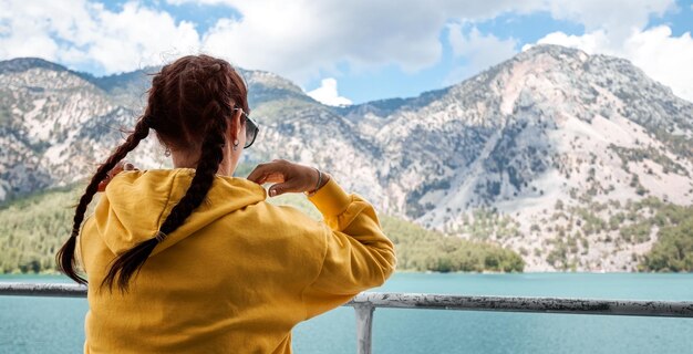 Um jovem turista no fundo de uma bela paisagem montanhas e lago Desgaste diário aproveite o silêncio sonho relaxamento natureza luxuosa Férias férias viagens