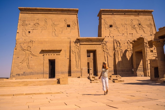 Um jovem turista visitando o Templo de Philae uma construção greco-romana vista do rio Nilo um templo dedicado à deusa Ísis do amor Aswan egípcio