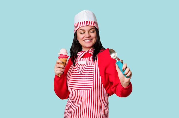 Um jovem vendedor de sorvete em traje vintage segura um cone doce sorrindo alegremente