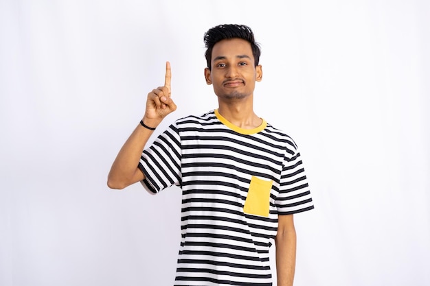 Um jovem vestindo uma camisa listrada com um dedo amarelo apontando para cima modelo para você banners