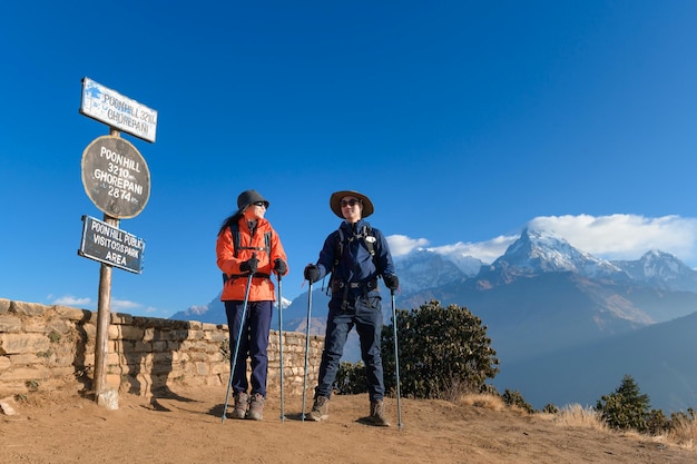 Um jovem viajante caminhando no ponto de vista de Poon Hill em Ghorepani Nepal