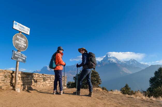 Um jovem viajante caminhando no ponto de vista de Poon Hill em Ghorepani Nepal