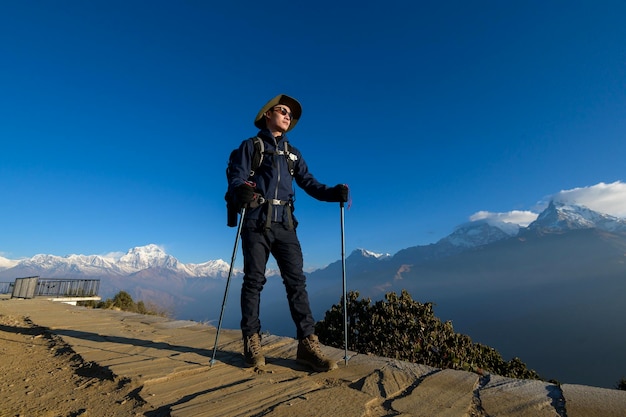 Um jovem viajante caminhando no ponto de vista de Poon Hill em Ghorepani Nepalx9xA