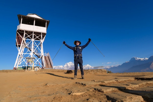 Um jovem viajante caminhando no ponto de vista de poon hill em ghorepani nepalx9xa