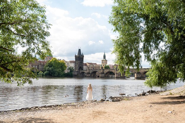 Um jovem viajante no fundo da Ponte Carlos em Praga conceito de férias