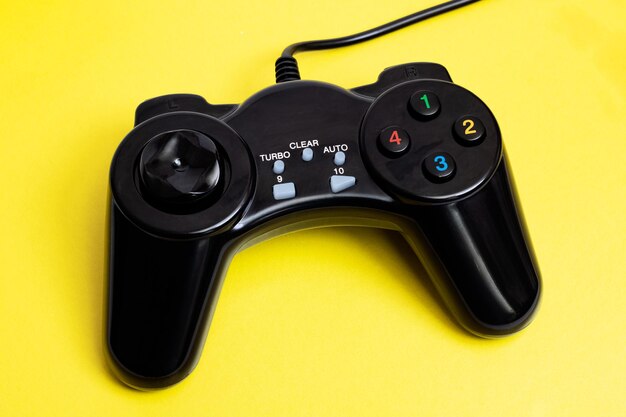 Um joystick de jogo em um fundo amarelo