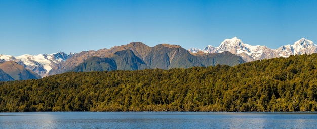 Um lago alpino com montanhas ao fundo