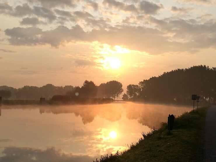 Foto um lago bonito contra o céu ao pôr-do-sol