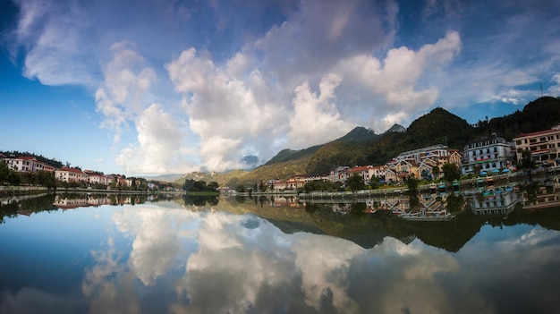 Um lago com montanhas ao fundo