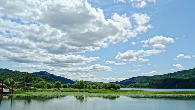 Um lago com montanhas ao fundo