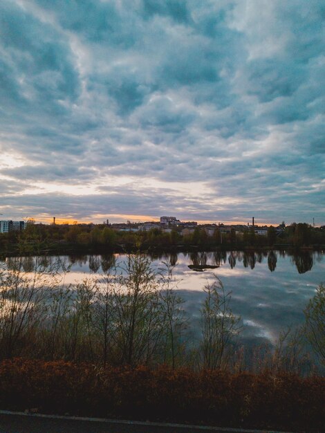 Um lago com um céu nublado e um céu nublado