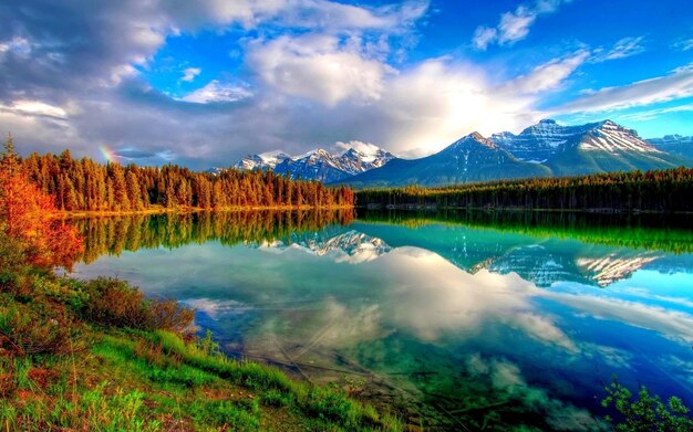 Foto um lago com uma montanha ao fundo e um lago com um monte ao fundo