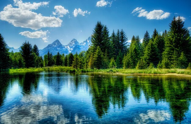 Foto um lago com uma montanha ao fundo e um lago com um monte ao fundo