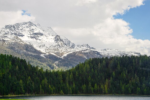 Um lago com uma montanha ao fundo