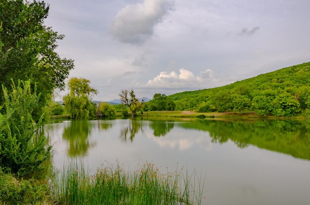 Foto um lago com uma montanha ao fundo