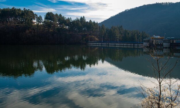 Foto um lago com uma montanha ao fundo