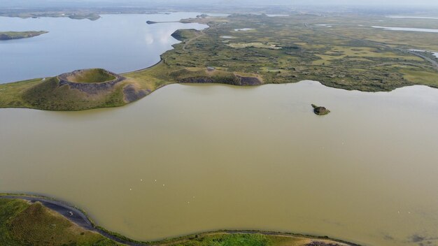 Um lago com uma pequena ilha no meio