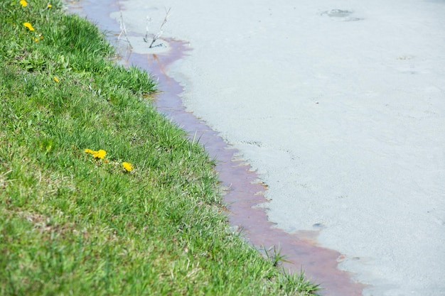 Um lago contaminado com lixo tóxico nas montanhas ocidentais da Romênia Poluição natural