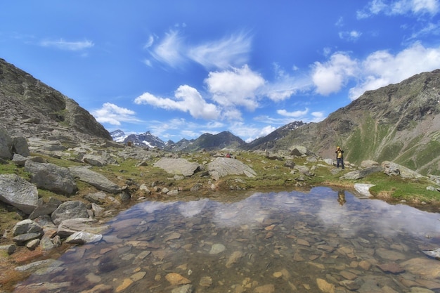 Um lago de montanha com uma montanha ao fundo