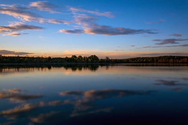 Um lago nas montanhas com um céu azul e nuvens