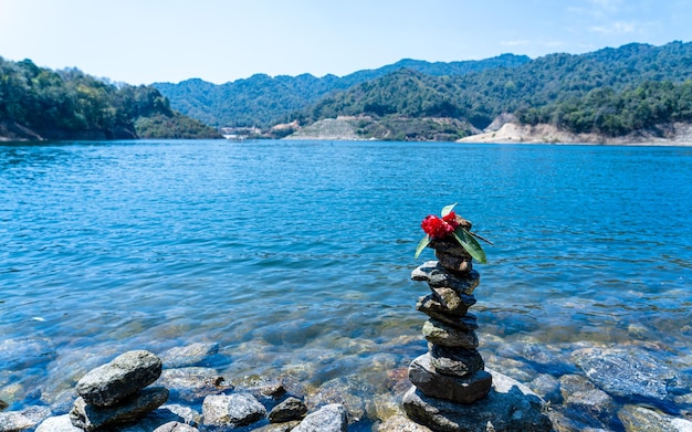 Um lago nas montanhas com um céu azul e o lago do reservatório dhap em kathmandu nepal