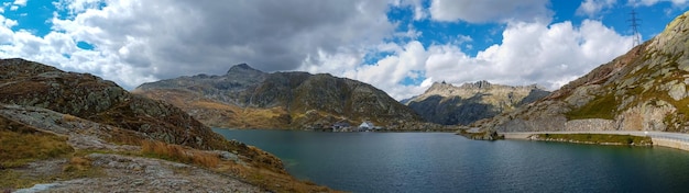 Foto um lago nas montanhas com um céu nublado