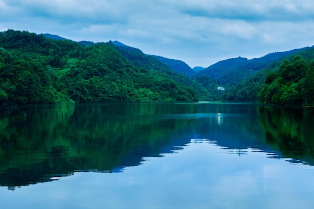 Um lago nas montanhas