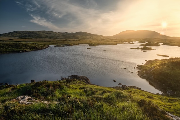 Um lago nas montanhas