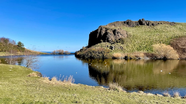 Um lago nas terras altas escocesas