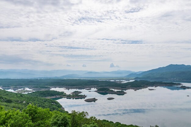 Um lago pitoresco com águas claras nas montanhas