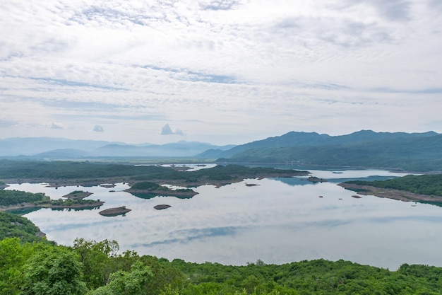 Um lago pitoresco com águas claras nas montanhas