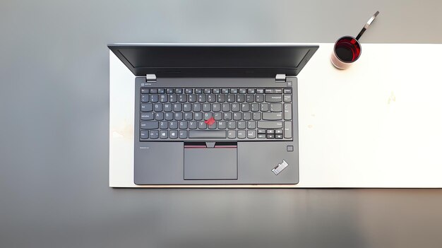 Foto um laptop com um botão vermelho que diz poder na parte de baixo