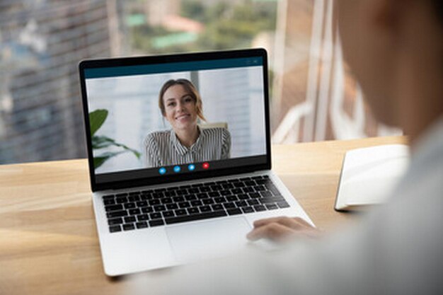 um laptop com uma mulher na tela e as palavras " lg " na tela