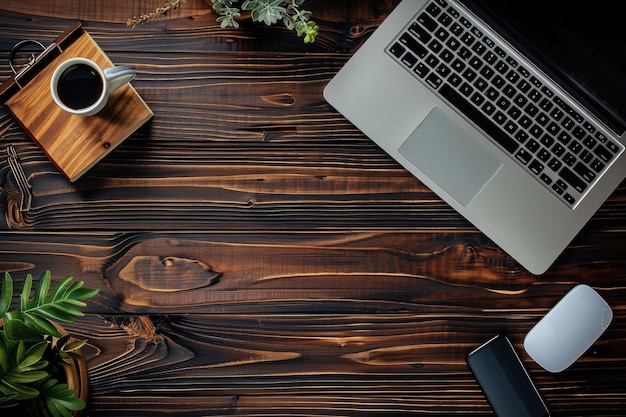 um laptop e um livro em uma mesa de madeira com um livro nele