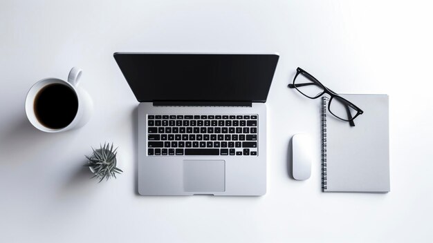 Um laptop em uma mesa com um caderno, uma caneta, um caderno e uma caneta.