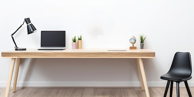 Um laptop está sobre uma mesa em frente a uma parede com uma planta.