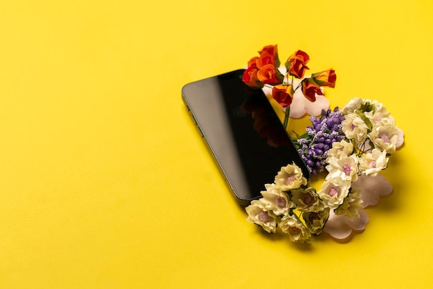 Um layout criativo com design de maquete de modelo de smartphone e flores ao redor